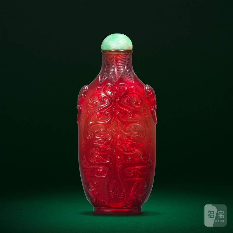 清乾隆 寶石紅玻璃螭龍紋鼻烟壺 | A RUBY-RED GLASS ARCHAISTIC SNUFF BOTTLE